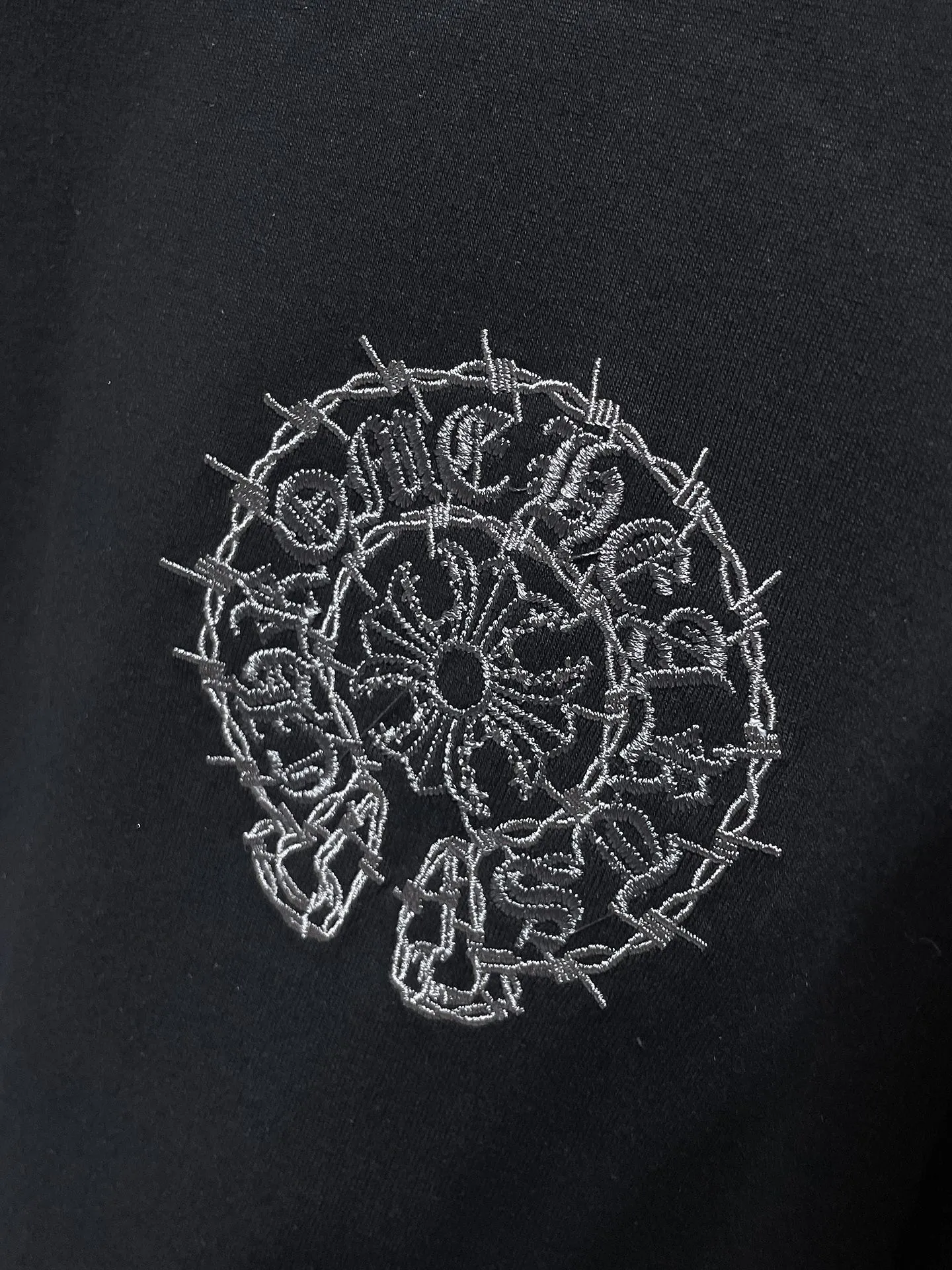 P166 New Chrome Hearts 25ss for summer. High gram weight, environmentally friendly and high-quality top-grade fabric. 280g. Heavy-duty horseshoe roller frayed embroidered short sleeves. Counter synchronization. Re-engraved version 1:1. Recommended color: black white. Size: S, M, L, XL.